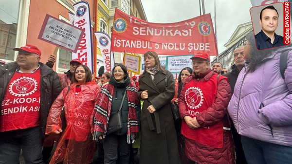 İtalyan Lisesi’nde iş bırakan Türk öğretmenler başkonsolosluk önündeydi: Eşit işe eşit ücret talebi