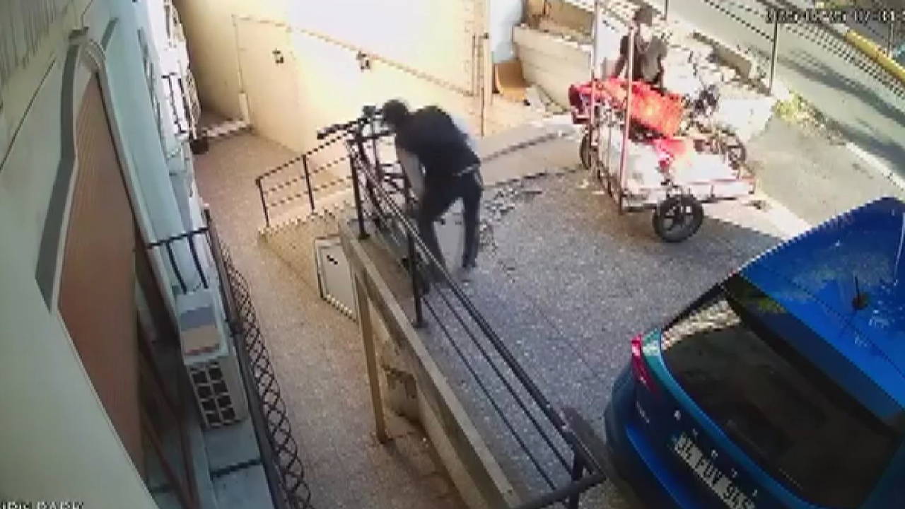 Şişli'de demir kesme makasıyla zincirini kestiği skuteri böyle çaldı