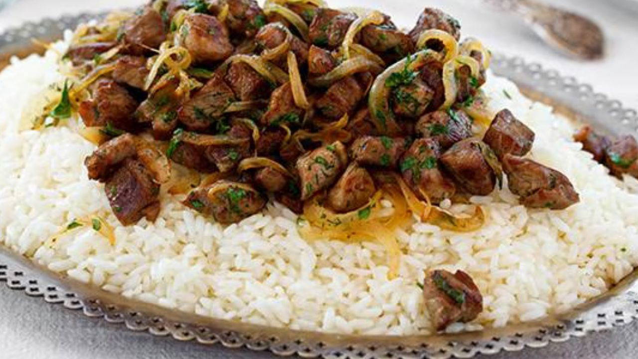 Bayram sofralarına yakışan klasik lezzet: Etli pilav tarifi