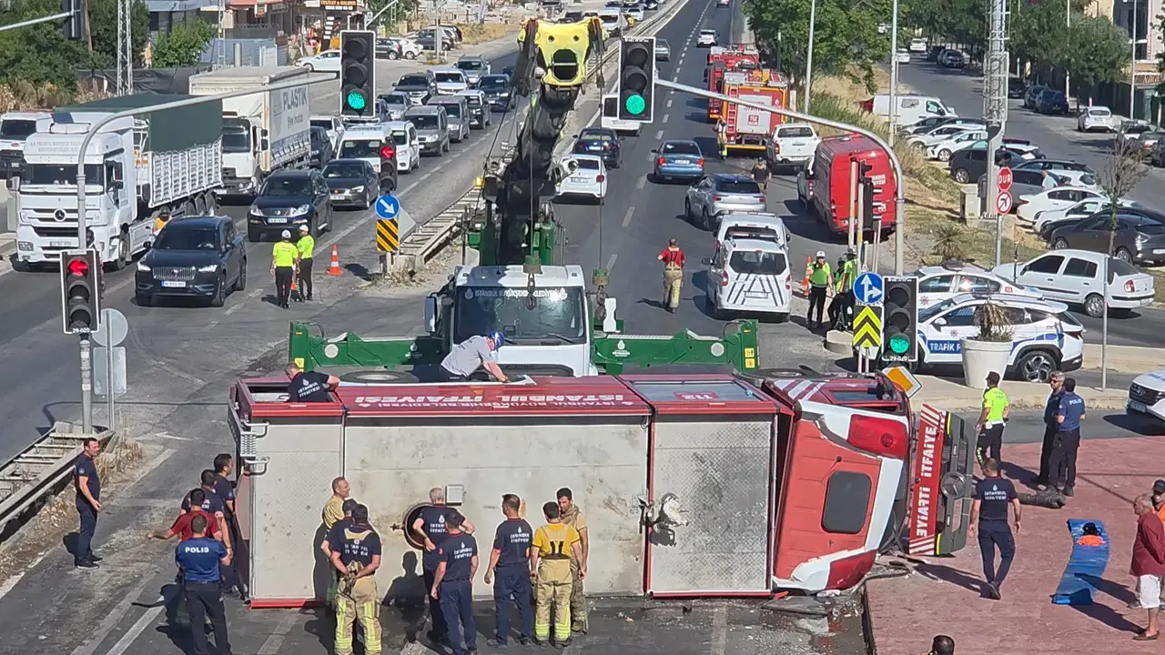 Büyükçekmece'de itfaiye aracı devrildi: 3 itfaiye eri yaralandı