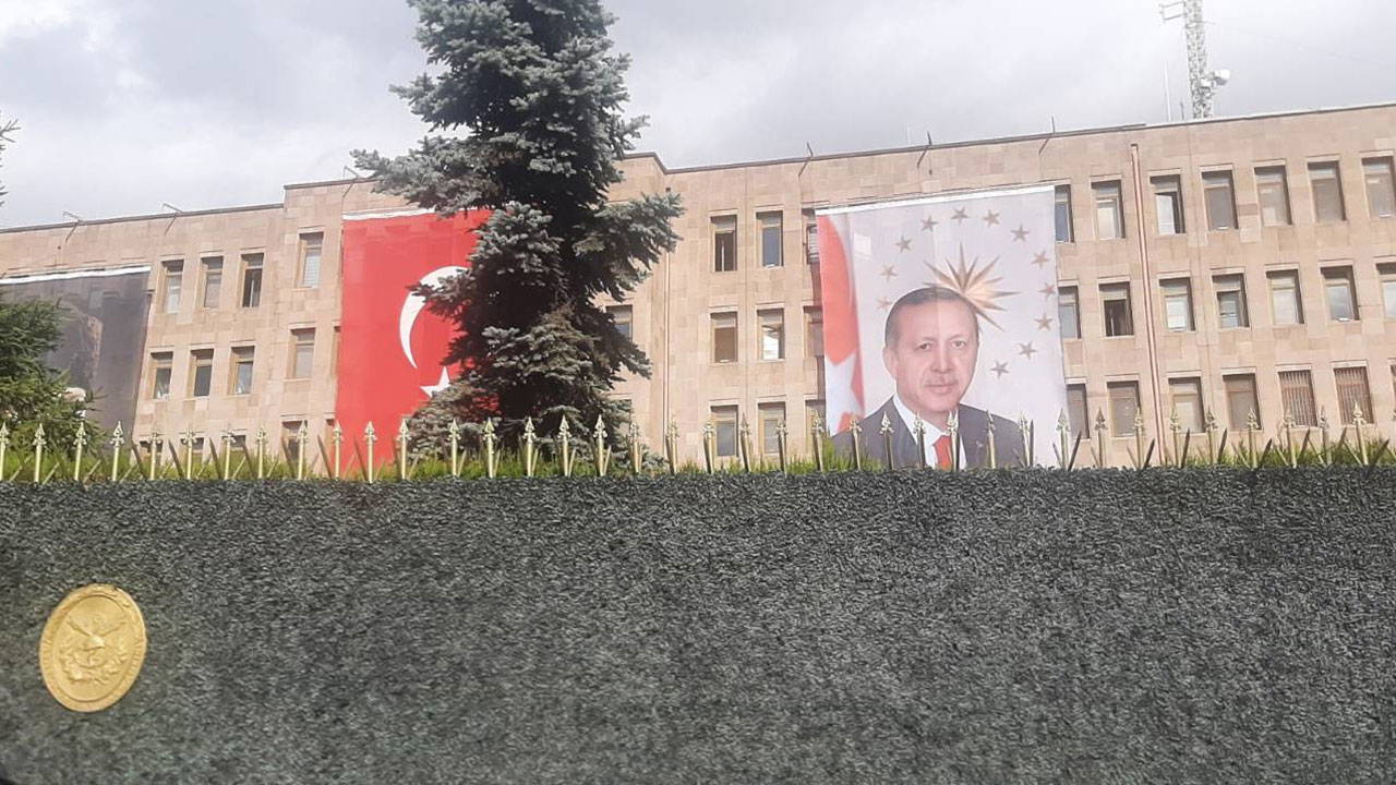 Cumhuriyet tarihinde bir ilk! 29 Ekim için TSK binasında 'Erdoğan'ın da posteri asıldı