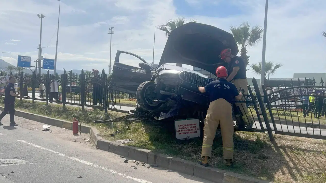 YRP'li üst düzey ismin makam aracı kaza yaptı