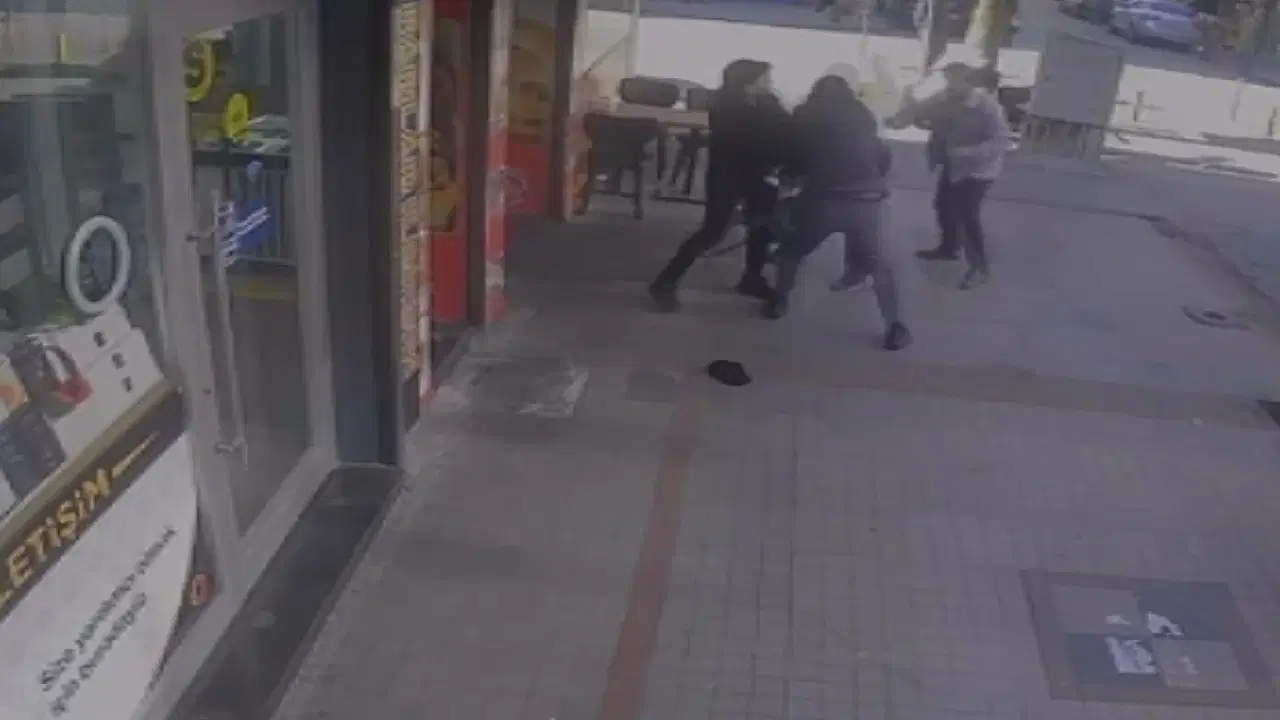 Oyuncak silahla kuyumcu soygunu girişimi!