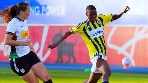 Fenerbahçe'nin Şampiyonlar Ligi maçında ilginç an: Hakem maçı erken bitirdi, saha karıştı