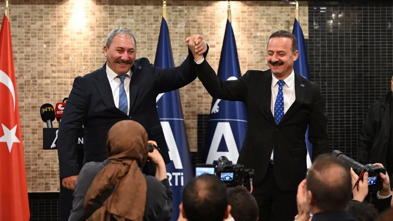 Anahtar Parti lideri Yavuz Ağıralioğlu, İYİ Parti'den istifa eden Tolga Akalın'a rozet taktı