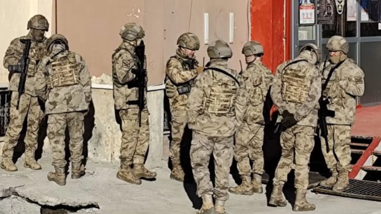 Hakkari'de uyuşturucu operasyonu: Yakalanan şüphelilerden biri başkomiser çıktı!