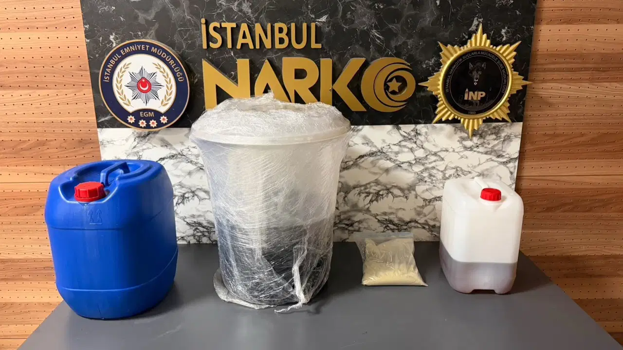 İstanbul Kadıköy'de uyuşturucu operasyonu: 3 gözaltı