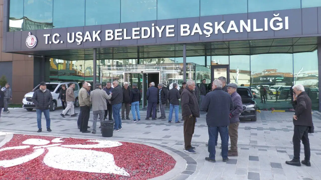 Uşaklılardan Özkan Yalım'ın gözaltına alınmasına tepki: 'Halkın iradesini ayaklarla altına aldılar'