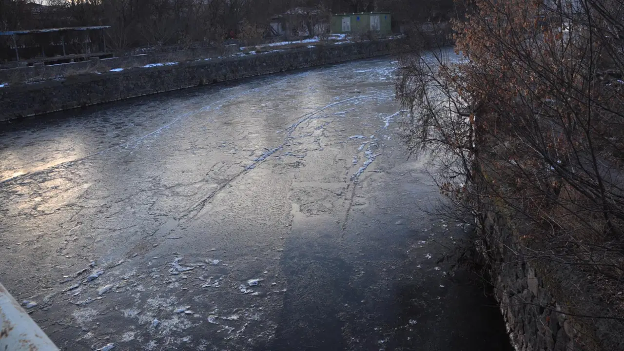 Sıcaklık eksi 15'e düştü: Kars Çayı kısmen dondu