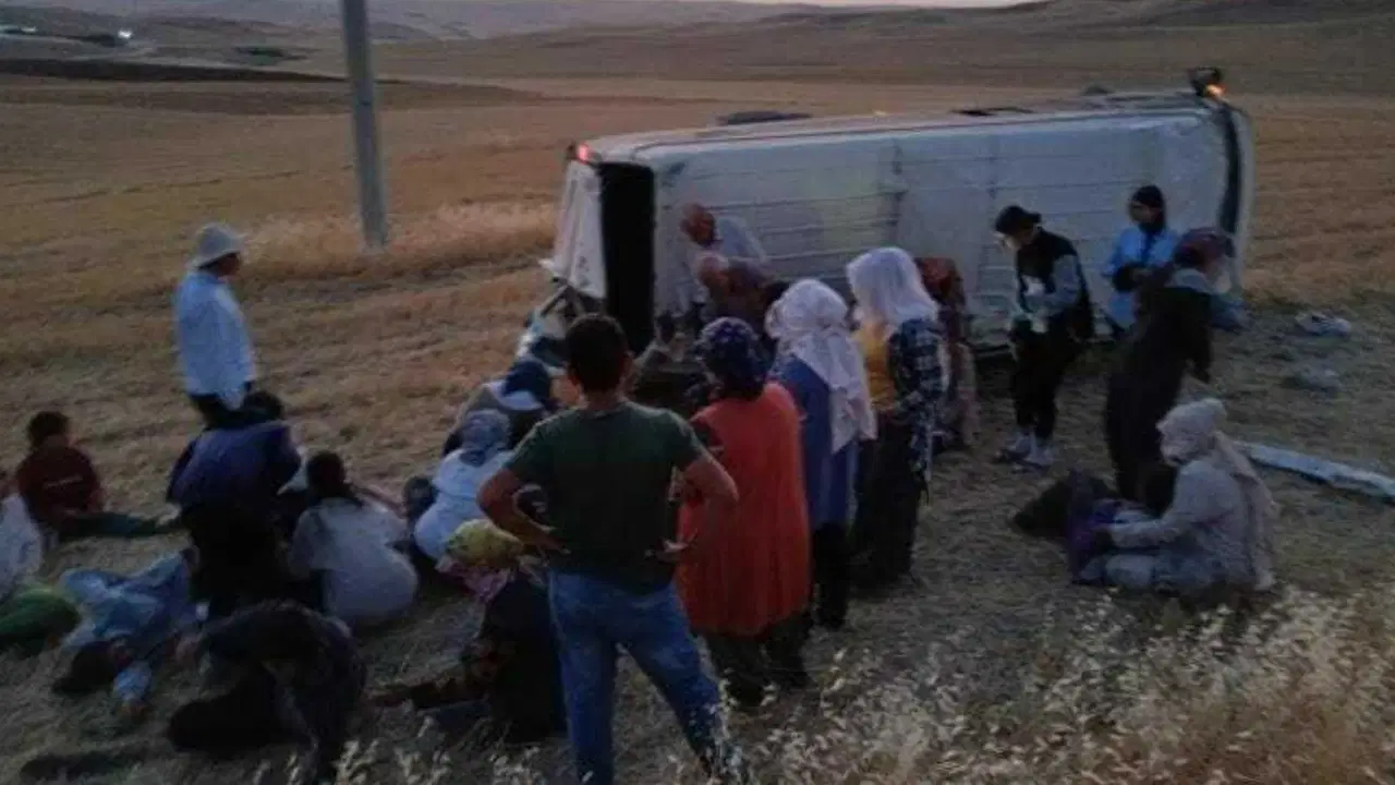 Diyarbakır’da tarım işçilerini taşıyan minibüs devrildi: 2’si ağır 17 yaralı