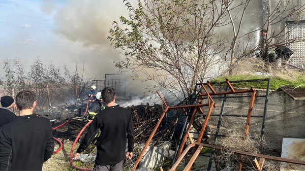 Mobilya mağazasının deposunda yangın paniği!