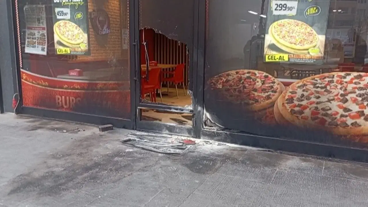 Araçla tek tek gezip pizzacının şubelerini yaktı