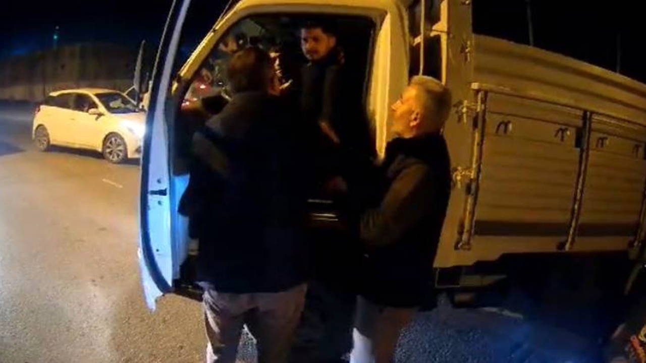 'Canım sıkkın' diyen kamyonet şoförü, motosikletliyi darbetti