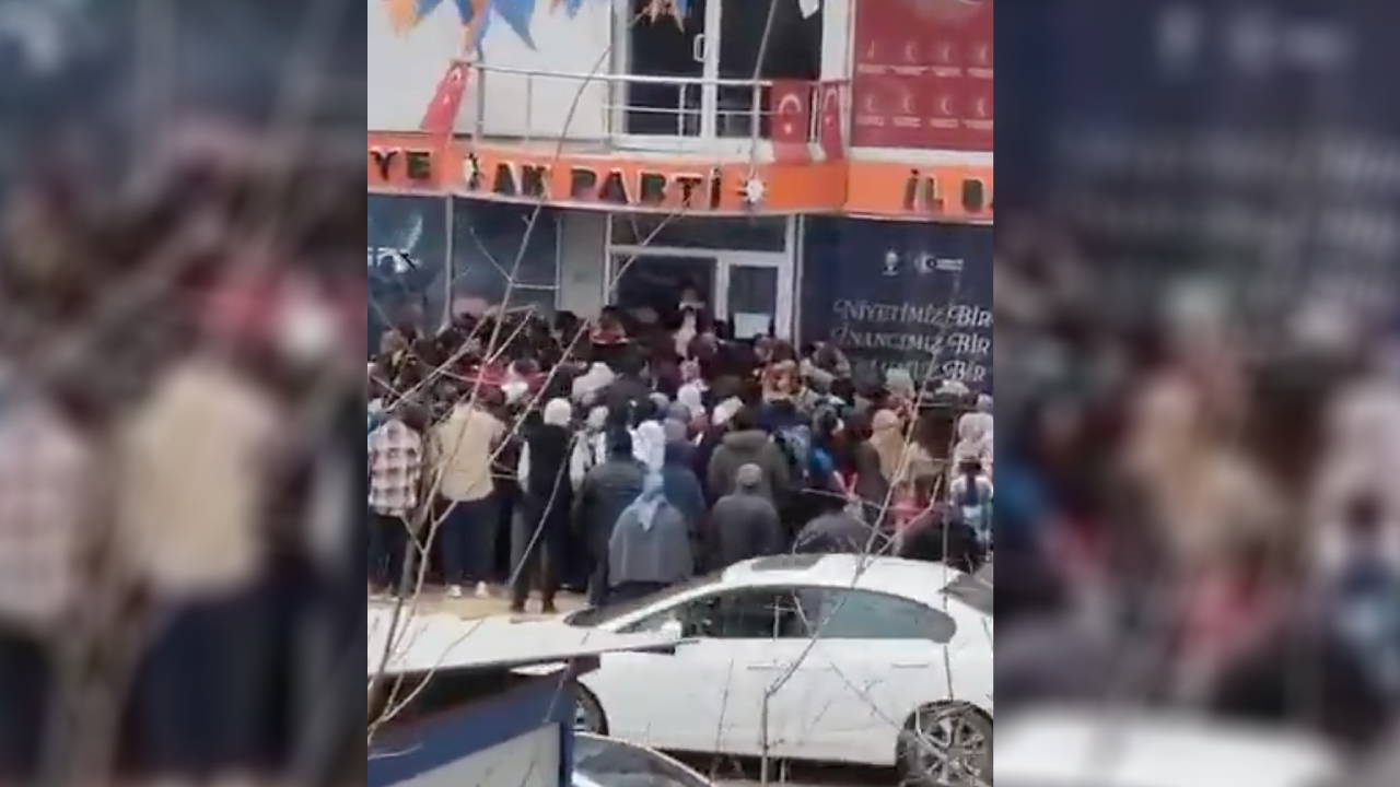 İYİ Partili Çömez'den dikkat çeken paylaşım: AKP binasında emekliye harçlık dağıtıldı