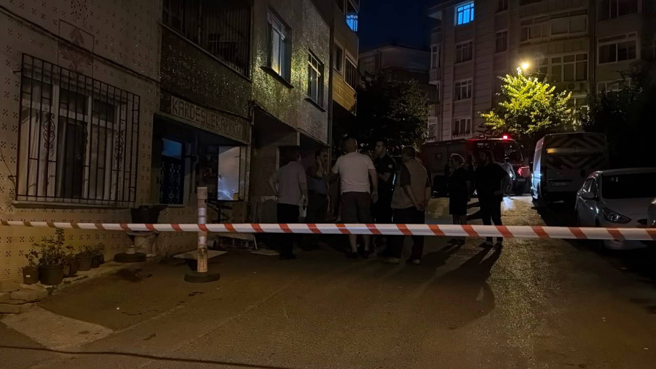 Gaziosmanpaşa’da kayan otomobil doğal gaz kutusuna çarptı: Bina tahliye edildi