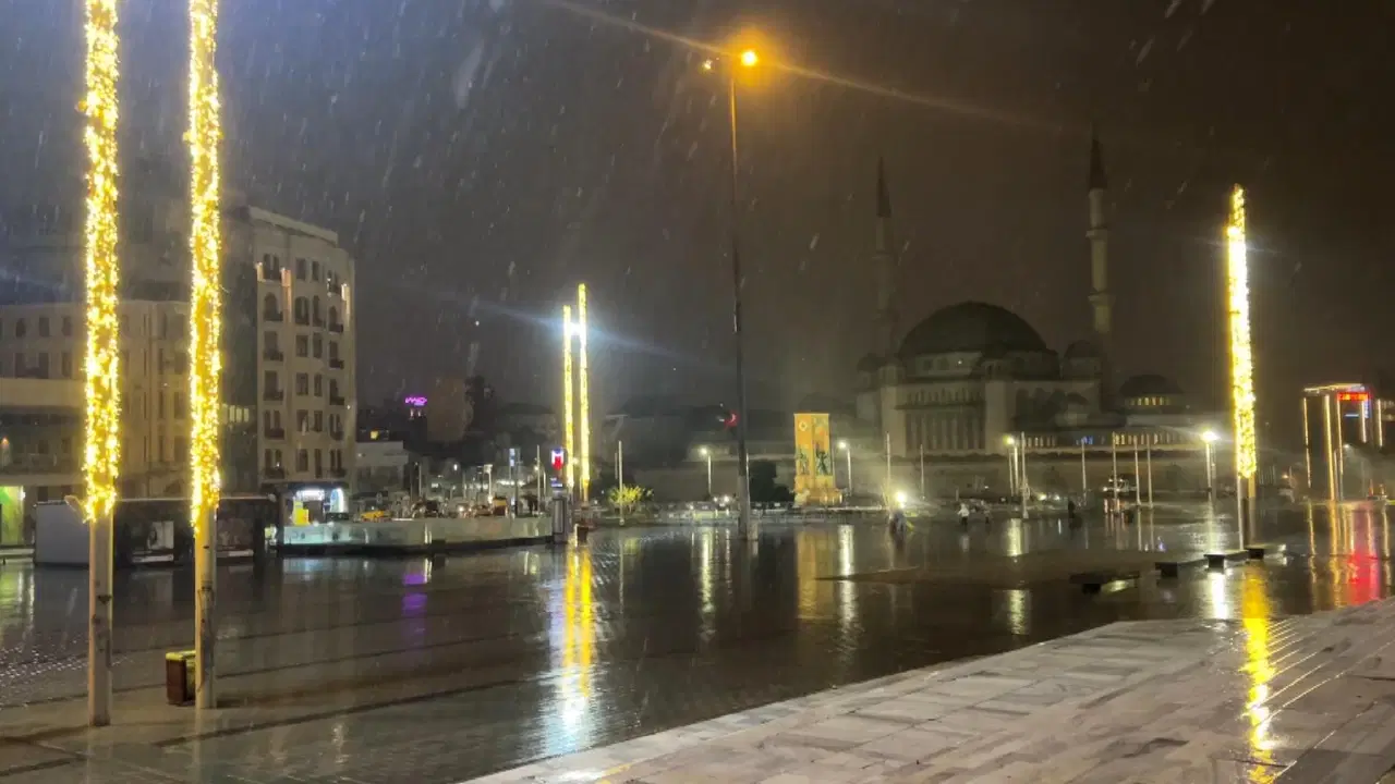 İstanbul'da kar yağışı etkili oluyor!