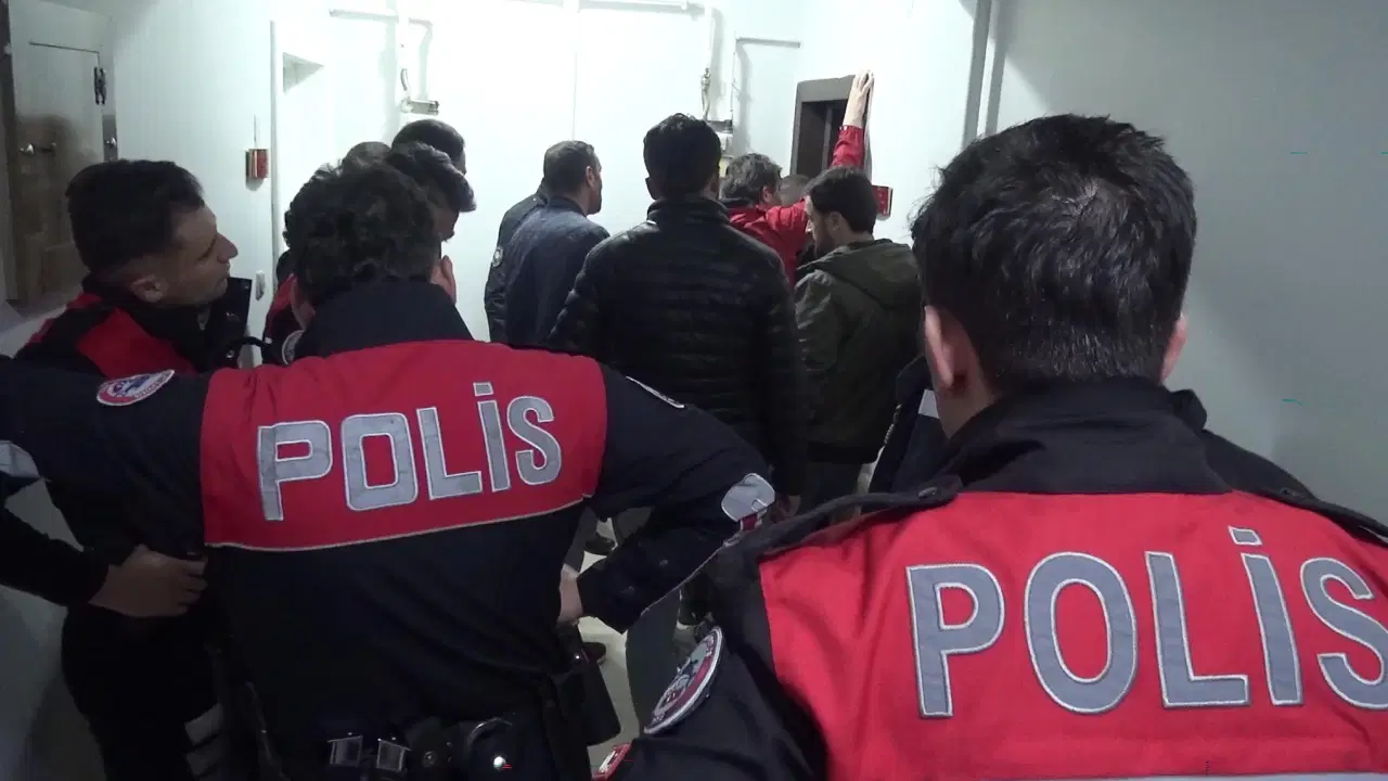 Erzurum'da korku dolu anlar: Anneannesini bıçakla yaraladı, rehin aldı!