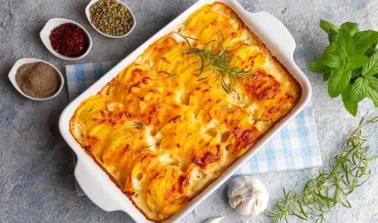 Hem göze hem damağa hitap eden ekonomik lezzet: Beşamel soslu patates oturtma tarifi