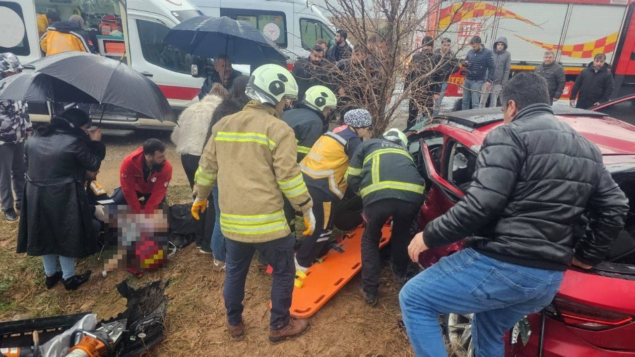 Mardin’de otomobil ile TIR çarpıştı: Ölü ve yaralılar var