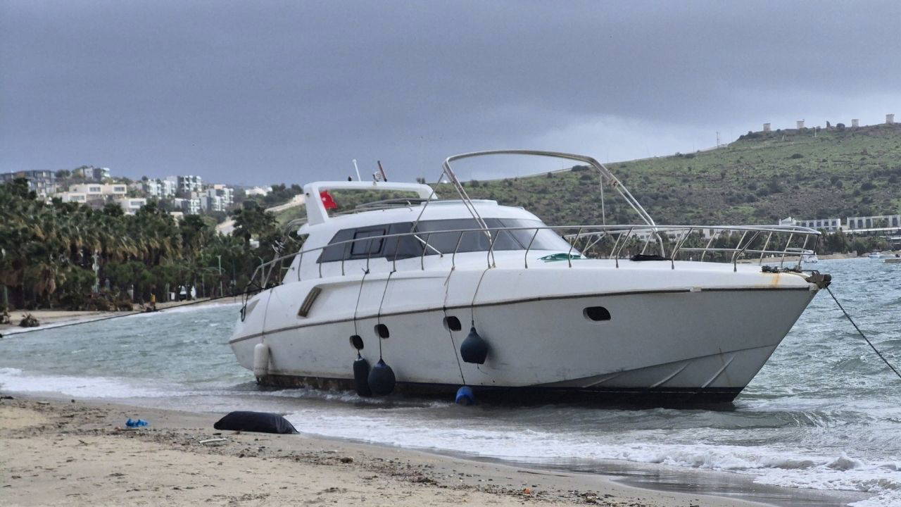 Bodrum'da korku dolu anlar: 8 tekne kıyıya sürüklendi