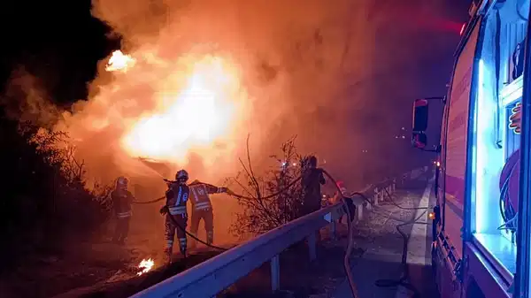 Otoyolda korkunç kaza... Alev alan TIR'dan çıkamadılar!