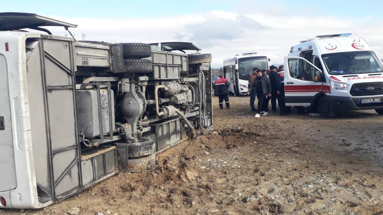 Sivas'ta cezaevi nakil aracı devrildi: 2'si jandarma personeli 3 yaralı
