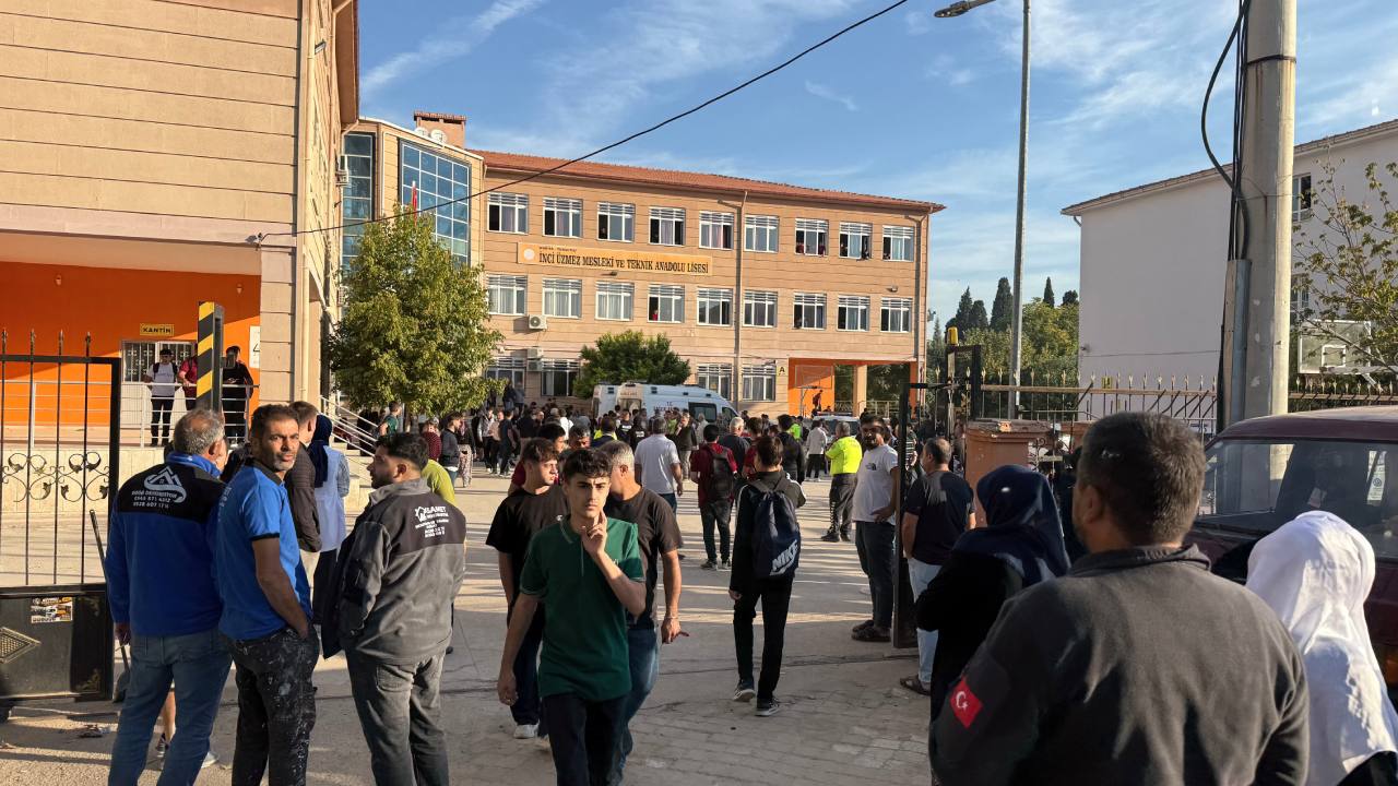 Son dakika... Manisa'da okula silahlı saldırı: İkisi ağır 10 kişi yaralandı