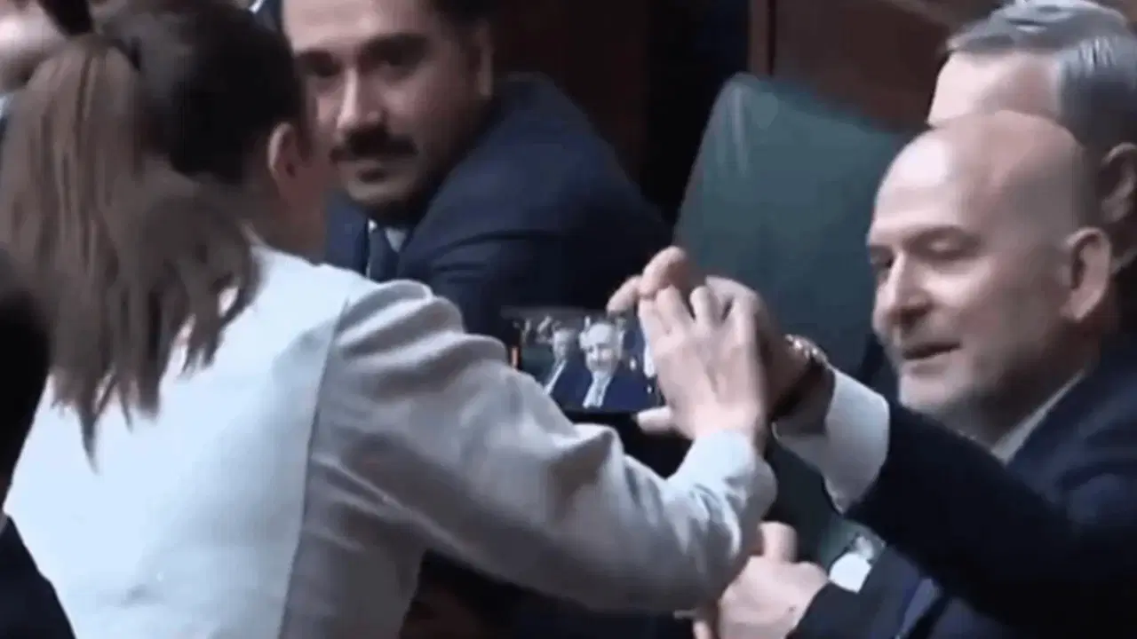 Süleyman Soylu ‘Gülistan Doku’ sorusuna sinirlendi, gazetecinin telefonunu engelledi: CHP’den sert tepki!