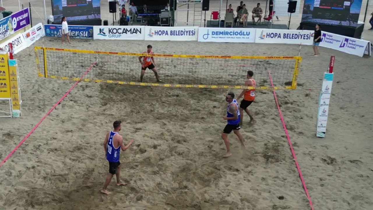 Hopa’da plaj voleybolu heyecanı sona erdi: Şampiyonlar kupalarını aldı