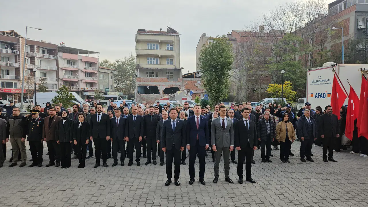 81 ilde saat 9'u 5 geçe hayat durdu... Sonsuz minnet, sonsuz sevgi: Türkiye Ata'sını özlemle andı