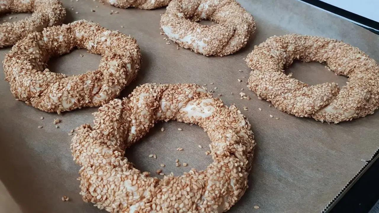 Geleneksel lezzete pratik dokunuş: Milföyden simit nasıl yapılır?
