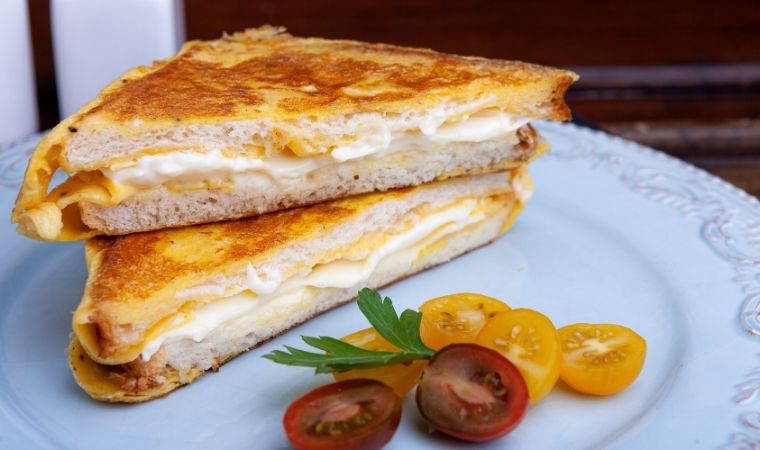 Tatlı ve tuzlunun buluştuğu enfes lezzet: Ballı peynirli tost tarifi