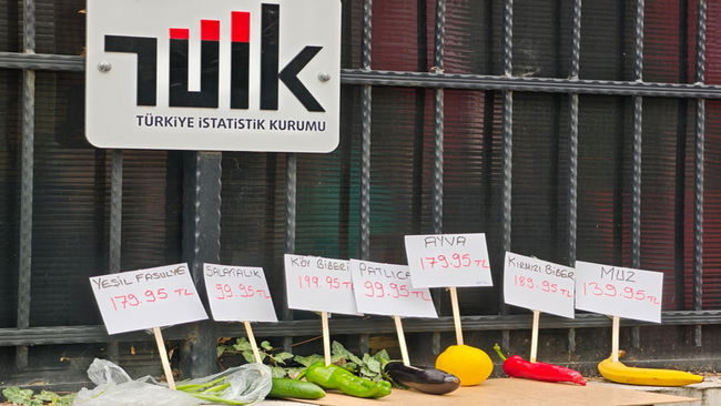Memurlardan TÜİK önünde enflasyon eylemi