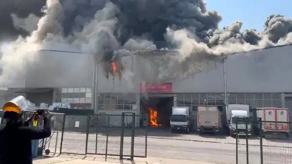 Ankara'da kargo deposunda korkutan yangın: Kontrol altına alındı