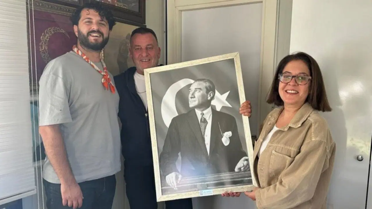 Çeşme Belediyesi’nden muhtarlara Atatürk tablosu