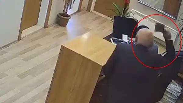 Belediye binasında korkunç anlar: Sekretere satırla saldırdı!