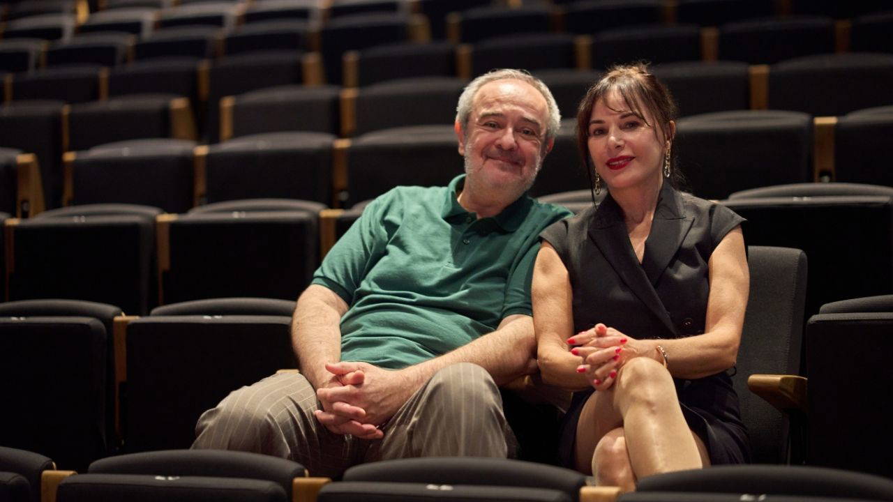 Bir yemek masasında aile sorgulaması