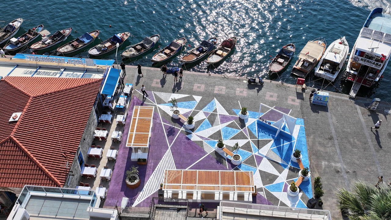 Foça Kent Meydanı’nı yeniden düzenlendi