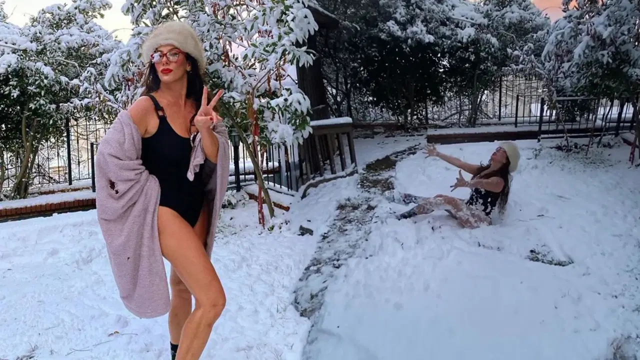 Zeynep Özyağcılar denize giremeyince 'karların' üstünde yüzdü