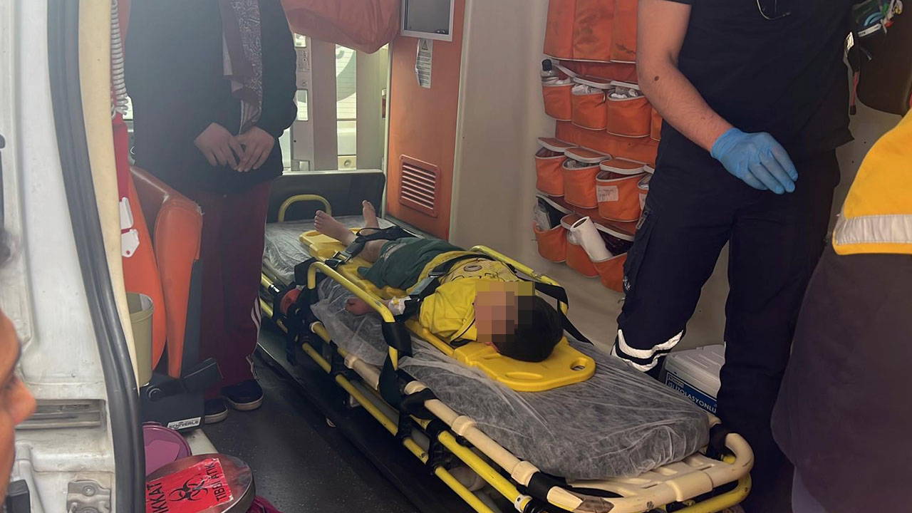 Oynarken balkondan düşen 2 kardeş yaralandı