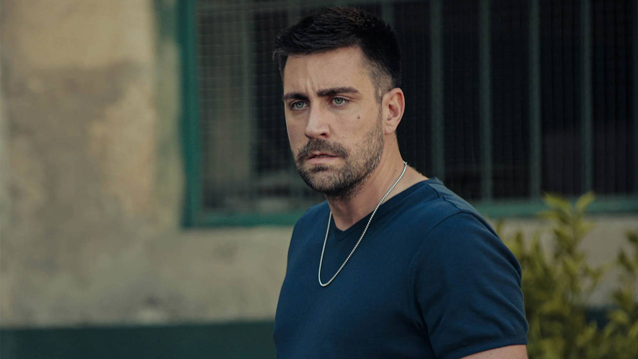 Çağlar Ertuğrul kız çocuklarına destek için kulaç atacak!