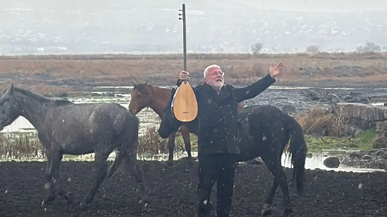 Onur Akın’a klip çekimleri sırasında at çarptı!