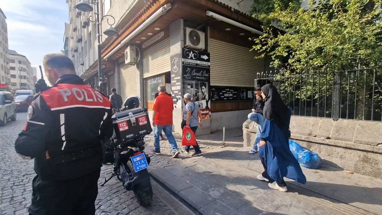 Diyarbakır’da cadde üstünde silahlı saldırı: 2 kişi hastanelik oldu