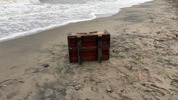 Samsun'da sahilde üzerinde Rusça yazılar olan sandık bulundu