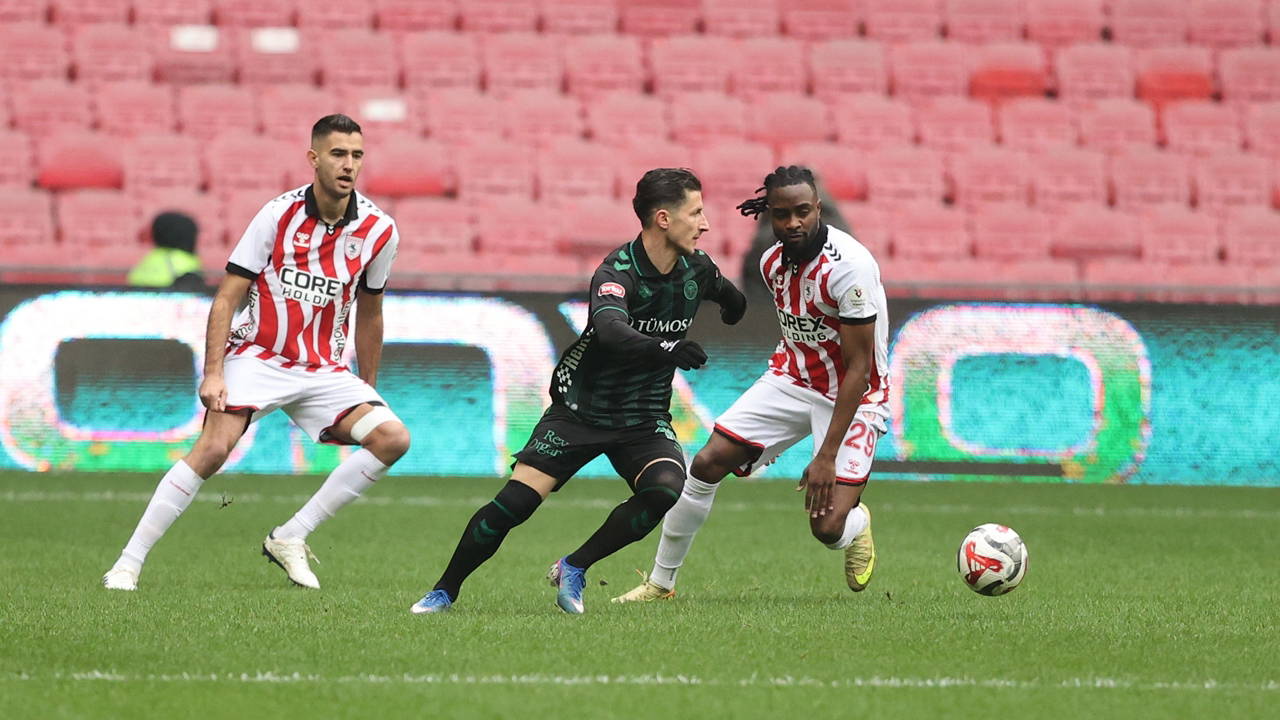 Son dakikada penaltı kaçtı: 4 gollü karşılaşmada kazanan çıkmadı! 