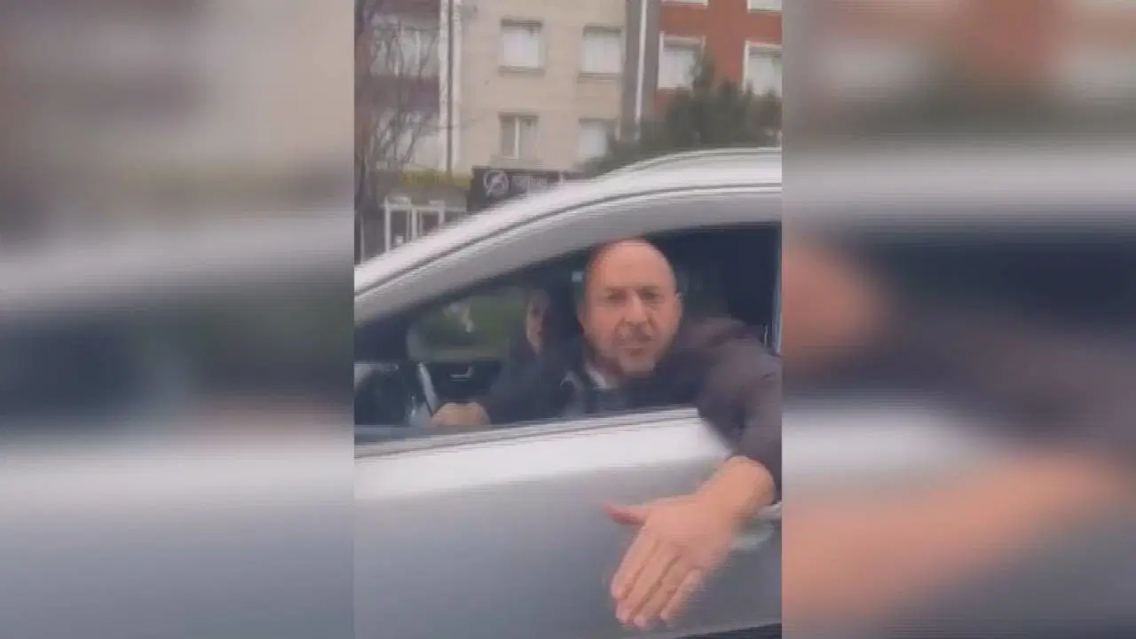 O anlar kaydedildi... Araçta çocuğu olan kadının otomobiline saldırdı