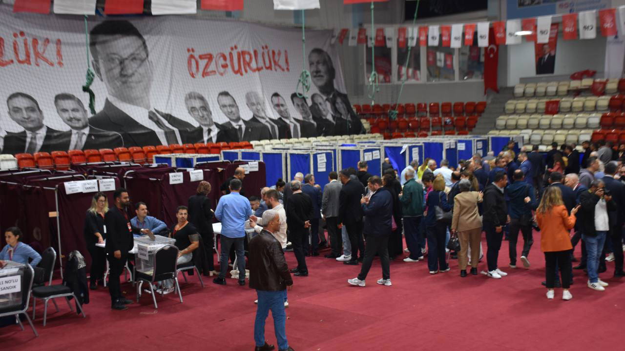 CHP İzmir İl Kongresi yapıldı: Yeni il başkanı seçilen Çağatay Güç kürsüde fenalaştı!