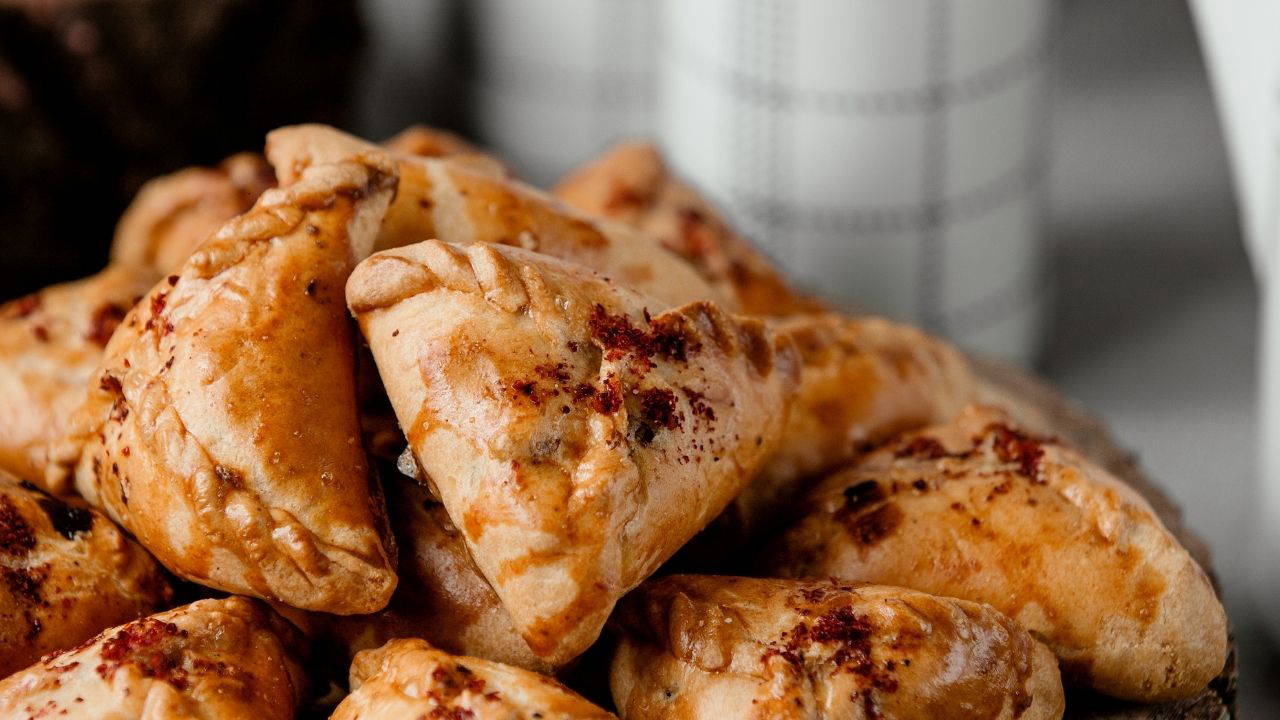 Pazar kahvaltıları için enfes kıymalı poğaça tarifi...