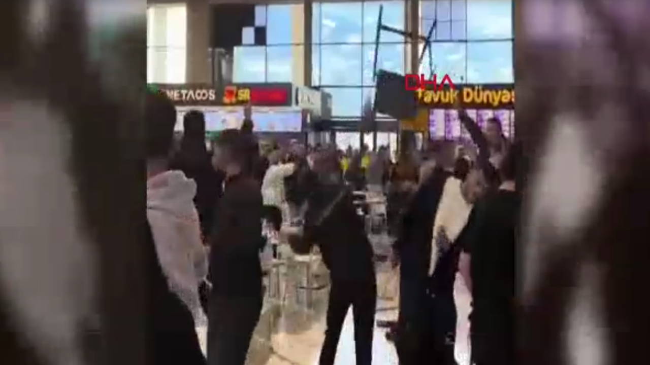 AVM'de 'ne bakıyorsun' kavgası kamerada