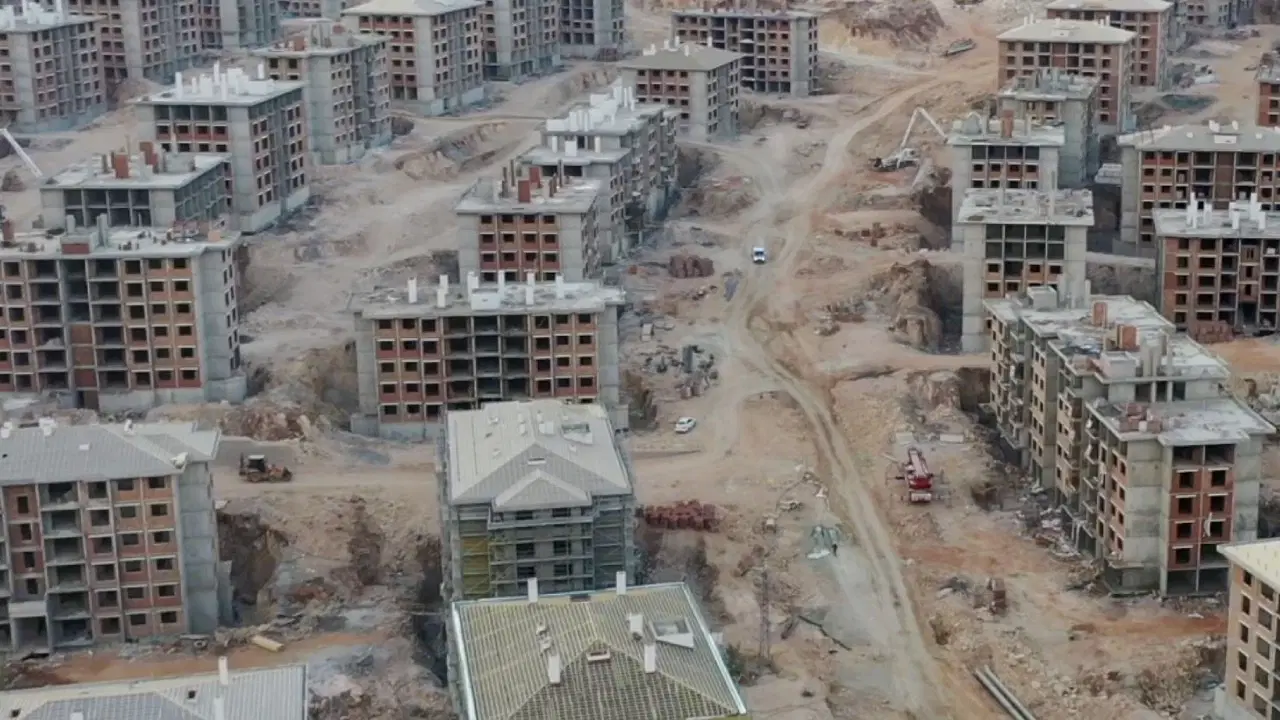 Depremzedelere ‘musluğu’ olmayan ev! Hatay’da TOKİ evlerinin çoğu hâlâ inşaat hâlinde…